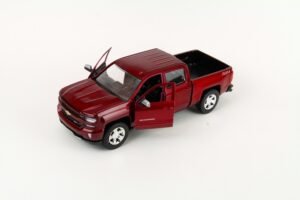 Motormax 2017 Chevy Silverado 1:24 diecast model
