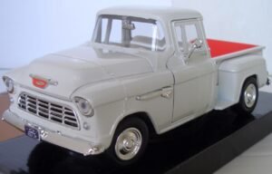 Motormax 1:24 1955 Chevy 5100 Stepside Diecast Model Araba