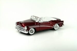 Motormax 1:18 1953 Buick Skylark Diecast Model Araba