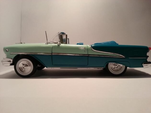 Welly 1955 Oldsmobile Super 88 1:24 Diecast Model Araba