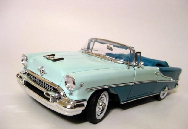 Welly 1955 Oldsmobile Super 88 1:24 Diecast Model Araba