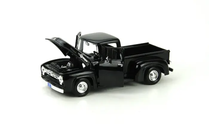 Motormax 1:24 1956 Ford F-100 Pickup Diecast Model Araba