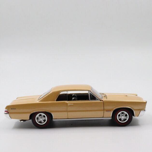Welly 1965 Pontiac GTO 1:24 diecast model araba