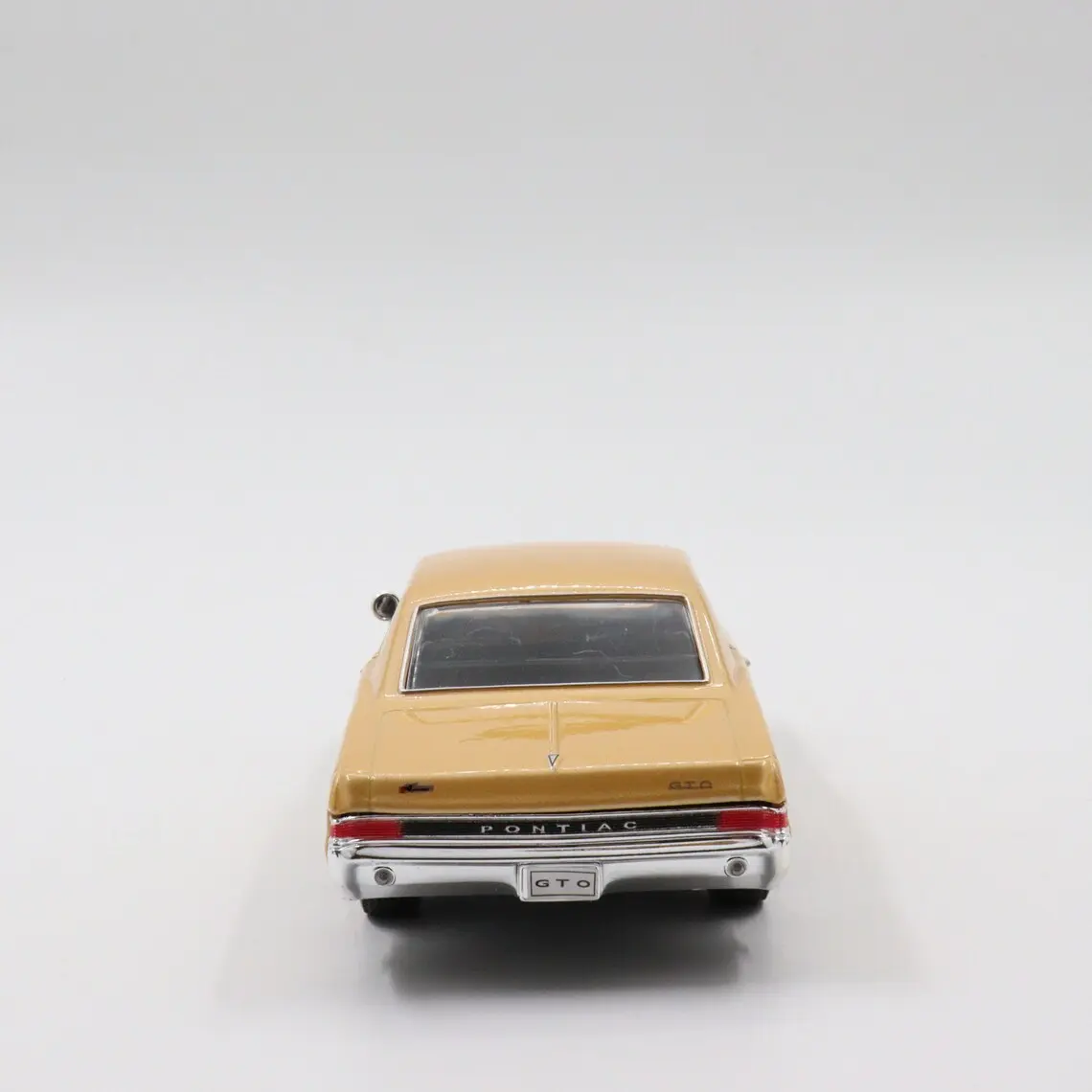 Welly 1965 Pontiac GTO 1:24 diecast model araba