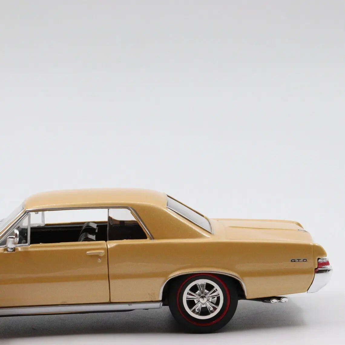 Welly 1965 Pontiac GTO 1:24 diecast model araba