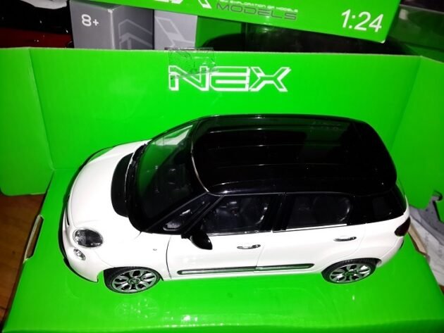 Welly 2013 Fiat 500L 1:24 Ölçek Diecast Model Araba