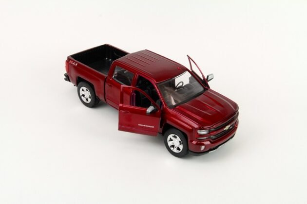 Motormax 2017 Chevy Silverado 1:24 diecast model