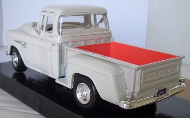 Motormax 1:24 1955 Chevy 5100 Stepside Diecast Model Araba