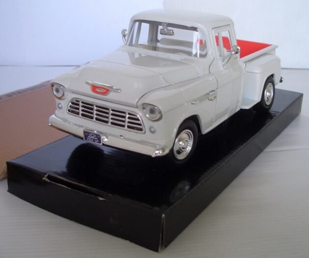 Motormax 1:24 1955 Chevy 5100 Stepside Diecast Model Araba