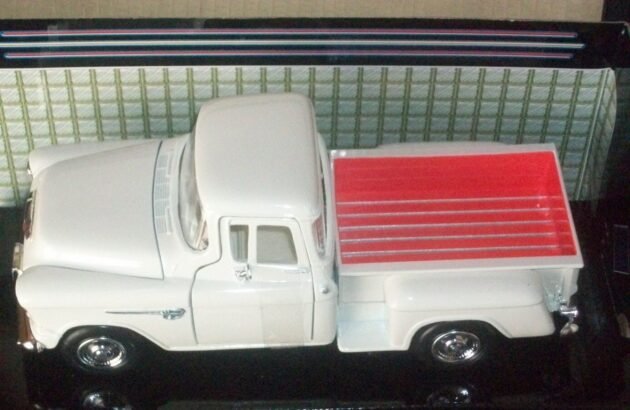 Motormax 1:24 1955 Chevy 5100 Stepside Diecast Model Araba