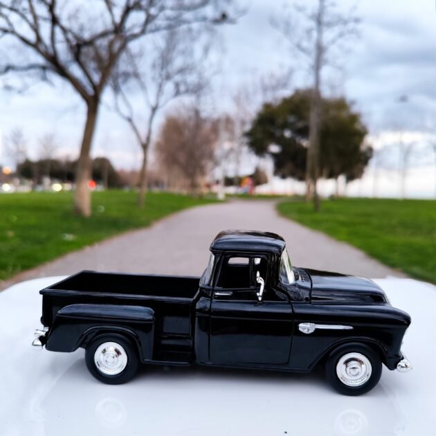 Motormax 1:24 1955 Chevy 5100 Stepside Diecast Model Araba