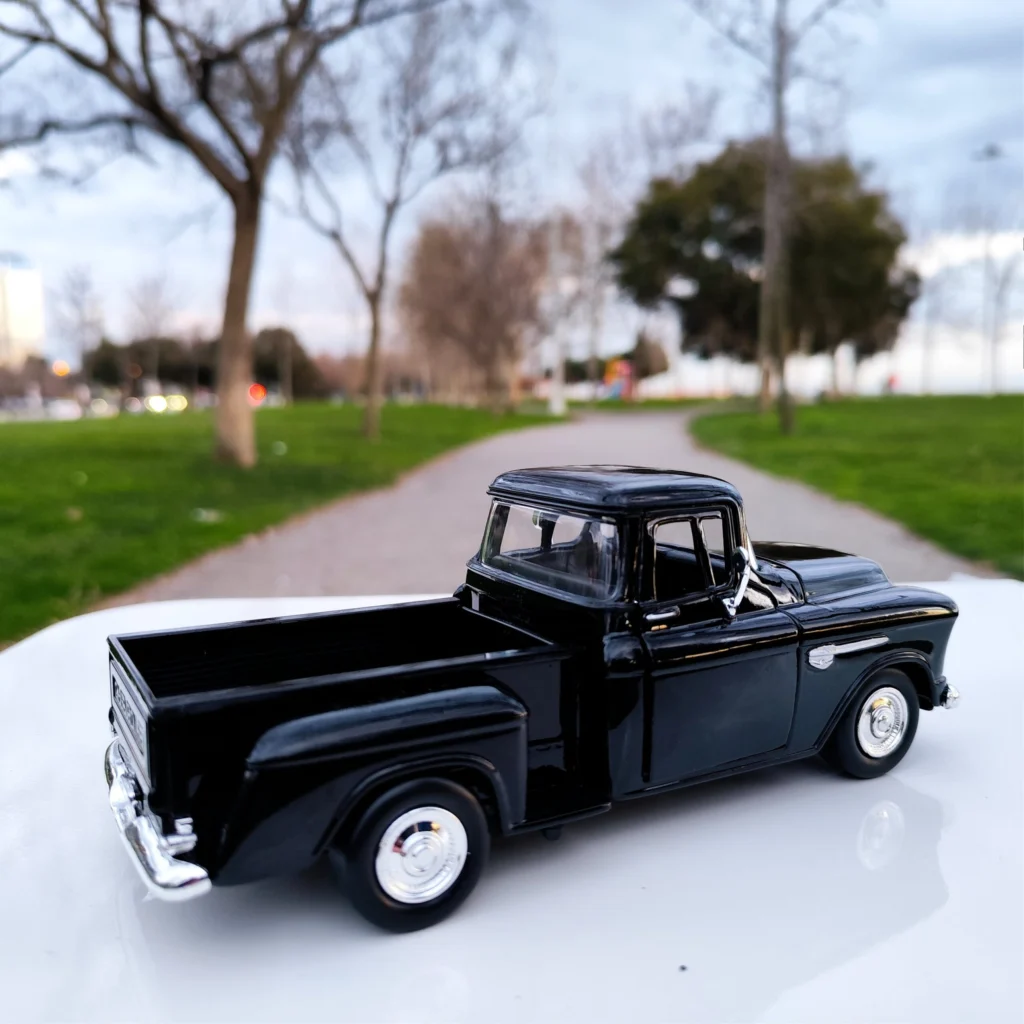 Motormax 1:24 1955 Chevy 5100 Stepside Diecast Model Araba