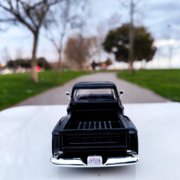 Motormax 1:24 1955 Chevy 5100 Stepside Diecast Model Araba