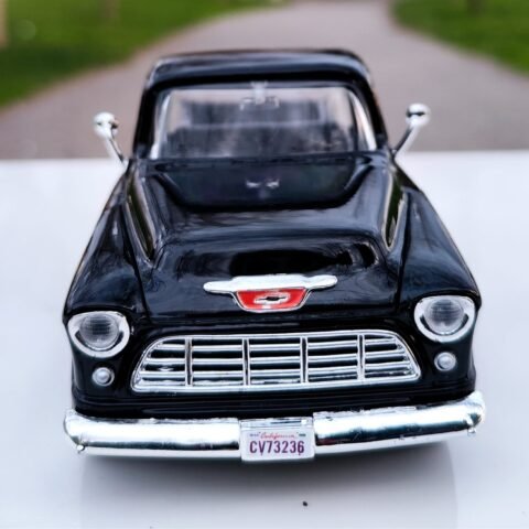 Motormax 1:24 1955 Chevy 5100 Stepside Diecast Model Araba