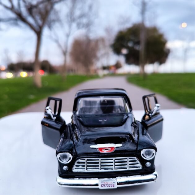 Motormax 1:24 1955 Chevy 5100 Stepside Diecast Model Araba