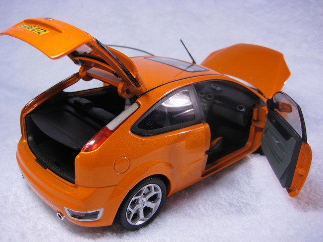 Ford Focus ST 1:24 ölçek Cararama diecast metal model araba