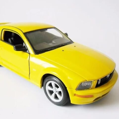 2005 Ford Mustang GT 1:24 Welly NEX Model diecast araba