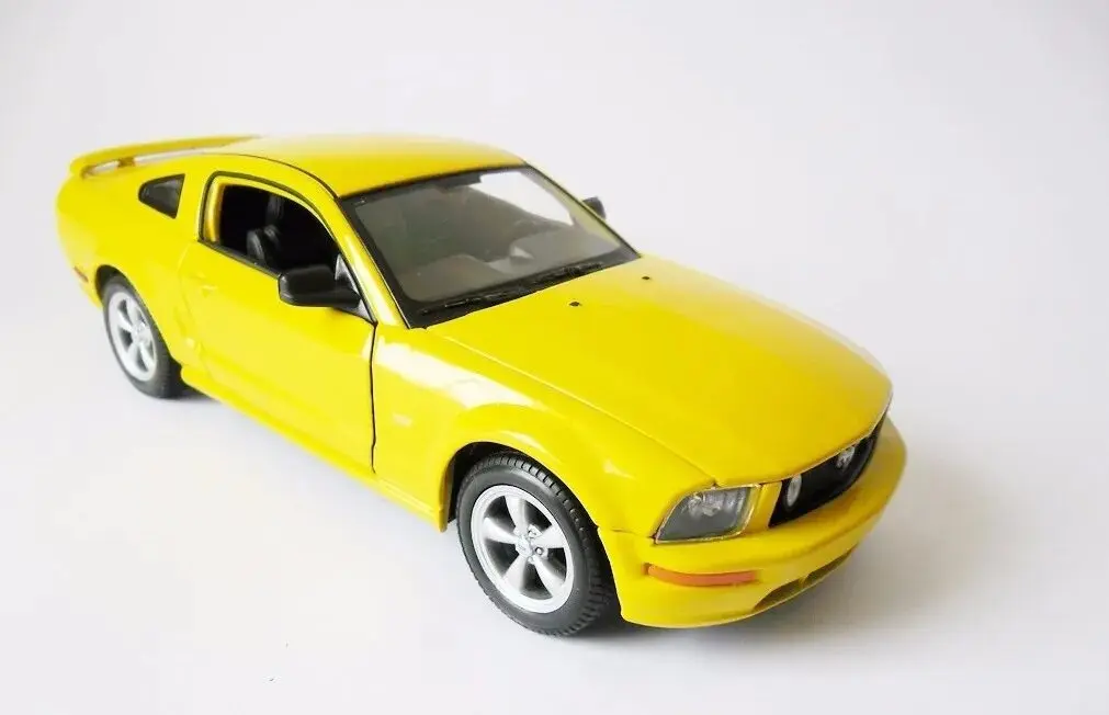 2005 Ford Mustang GT 1:24 Welly NEX Model diecast araba