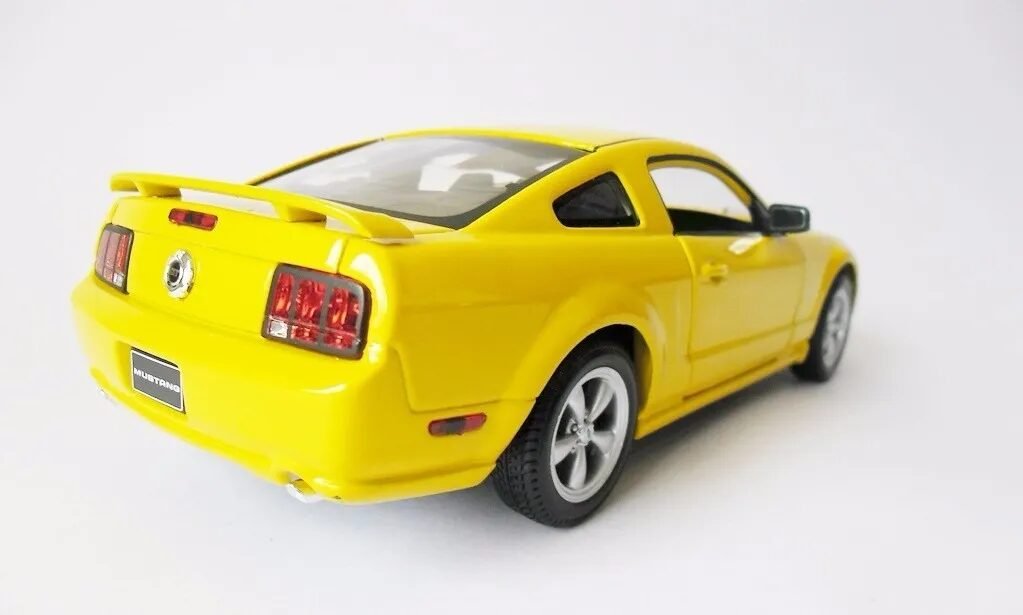 2005 Ford Mustang GT 1:24 Welly NEX Model diecast araba