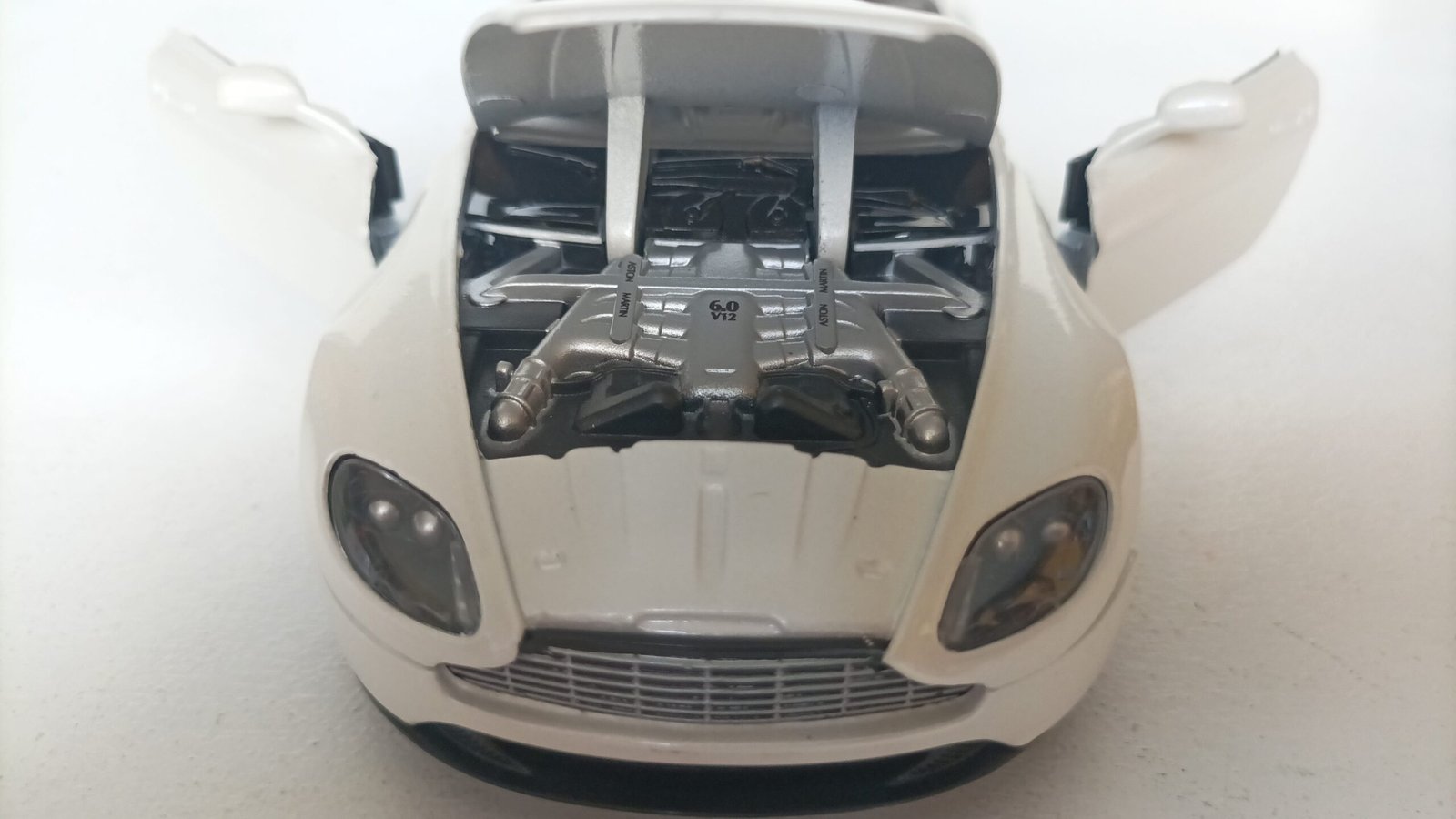 Aston Martin v12 Vantage diecast model araba car motormax hobby toy scalecar gift collection decoration hayran models die cast siyah BEYAZ