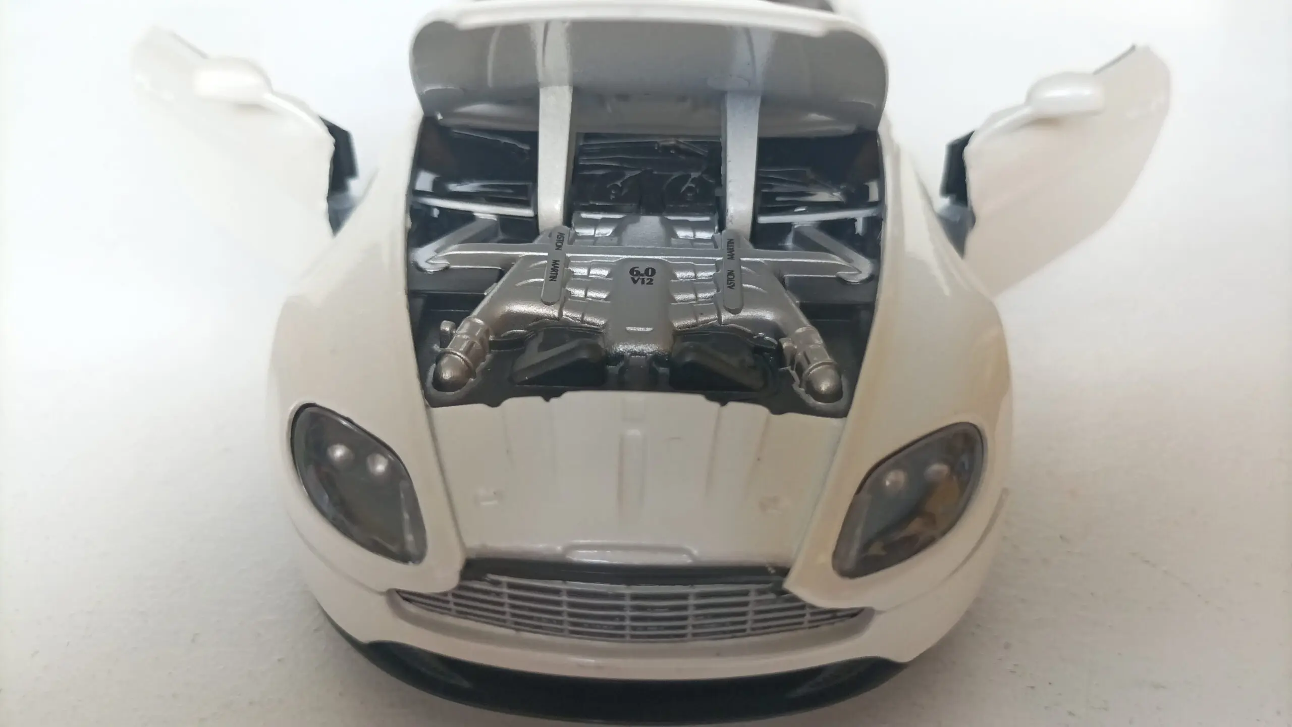 Aston Martin v12 Vantage diecast model araba car motormax hobby toy scalecar gift collection decoration hayran models die cast siyah BEYAZ