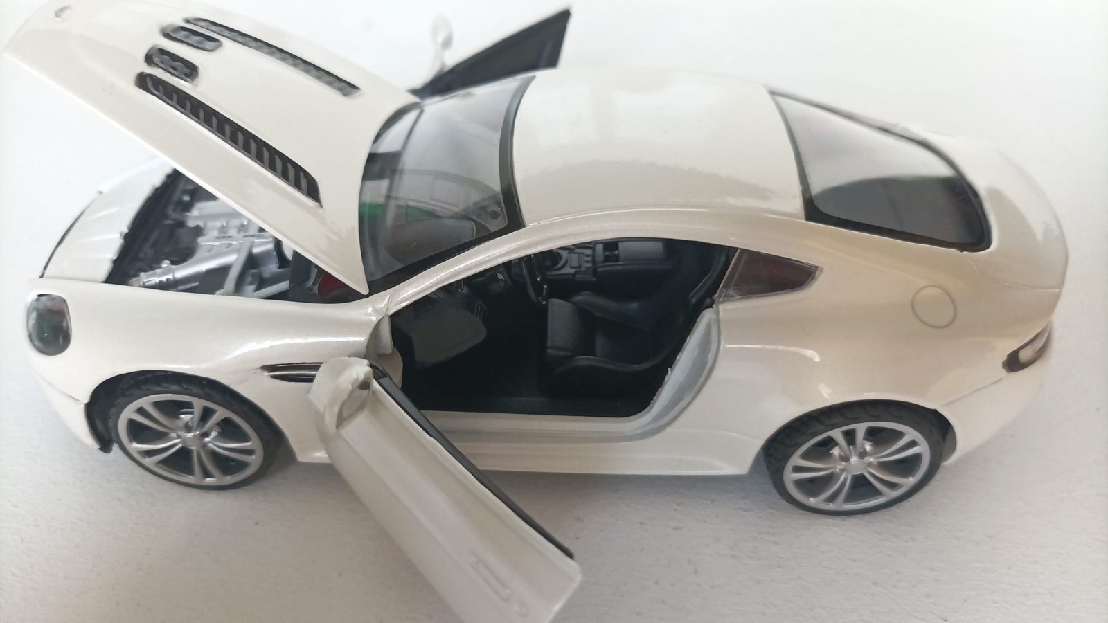Aston Martin v12 Vantage diecast model araba car motormax hobby toy scalecar gift collection decoration hayran models die cast siyah BEYAZ