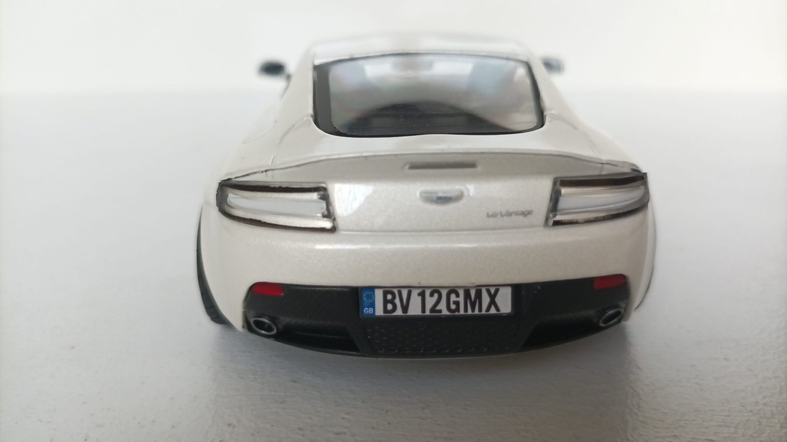 Aston Martin v12 Vantage diecast model araba car motormax hobby toy scalecar gift collection decoration hayran models die cast siyah BEYAZ