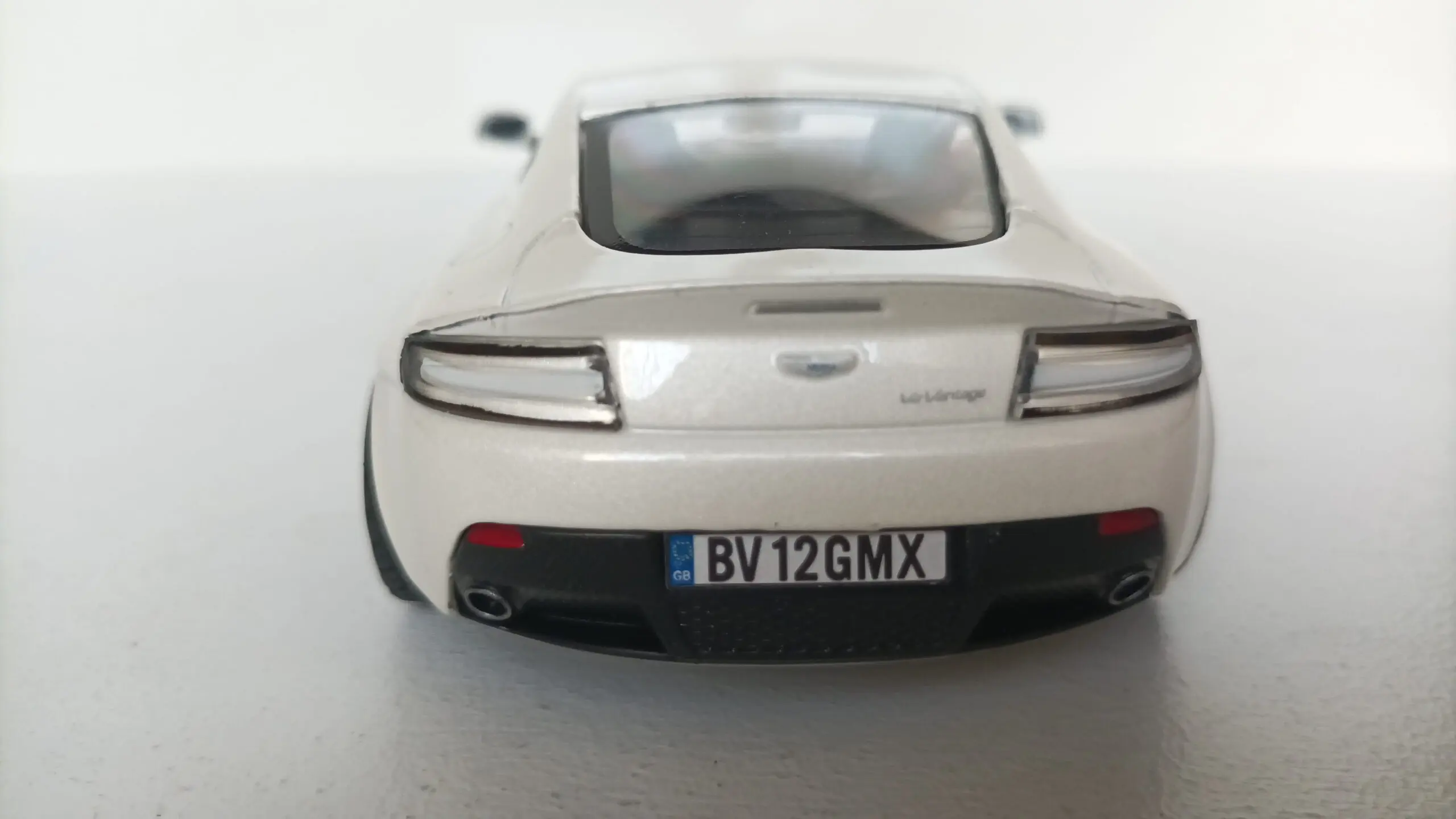 Aston Martin v12 Vantage diecast model araba car motormax hobby toy scalecar gift collection decoration hayran models die cast siyah BEYAZ