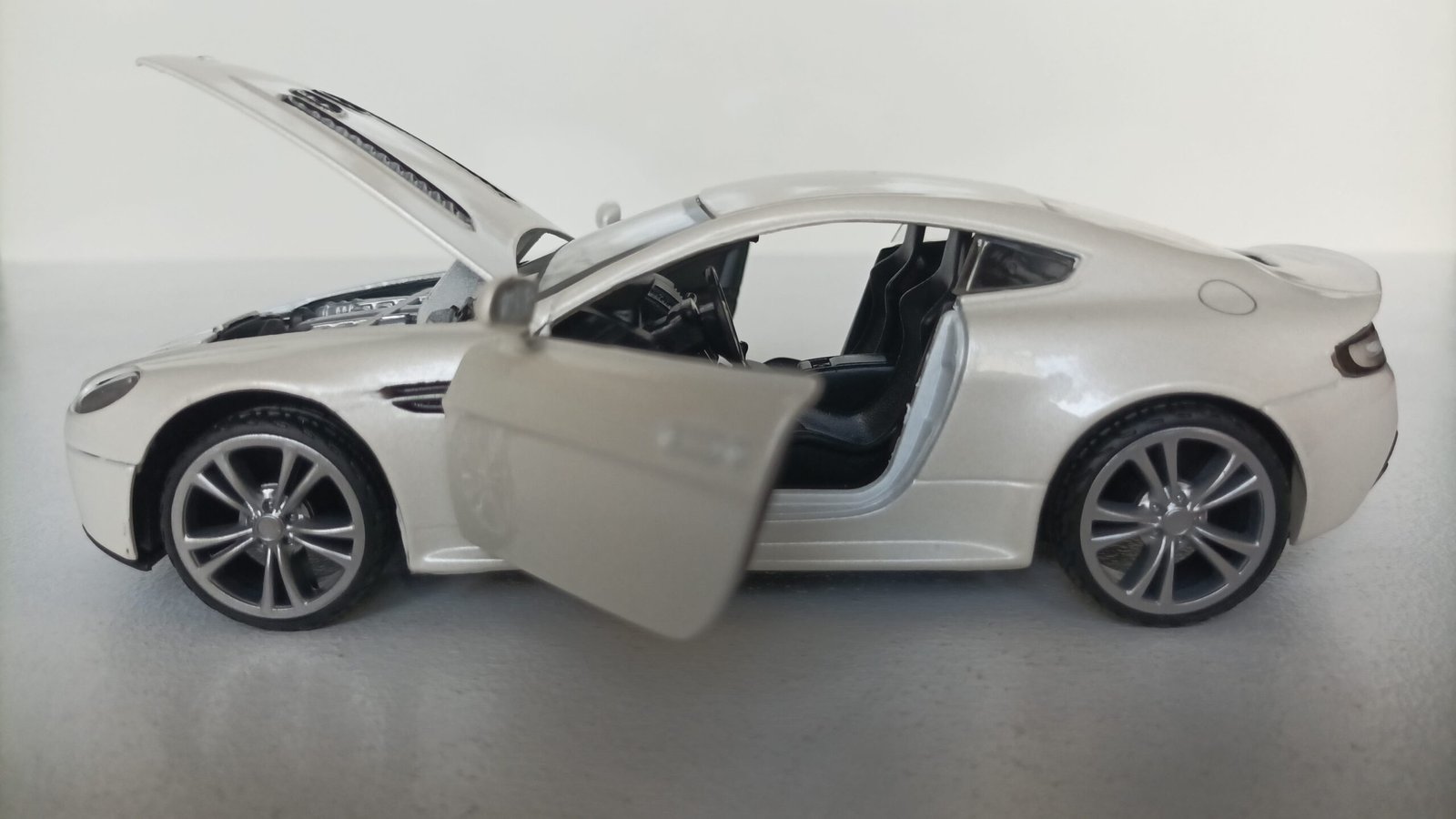 Aston Martin v12 Vantage diecast model araba car motormax hobby toy scalecar gift collection decoration hayran models die cast siyah BEYAZ