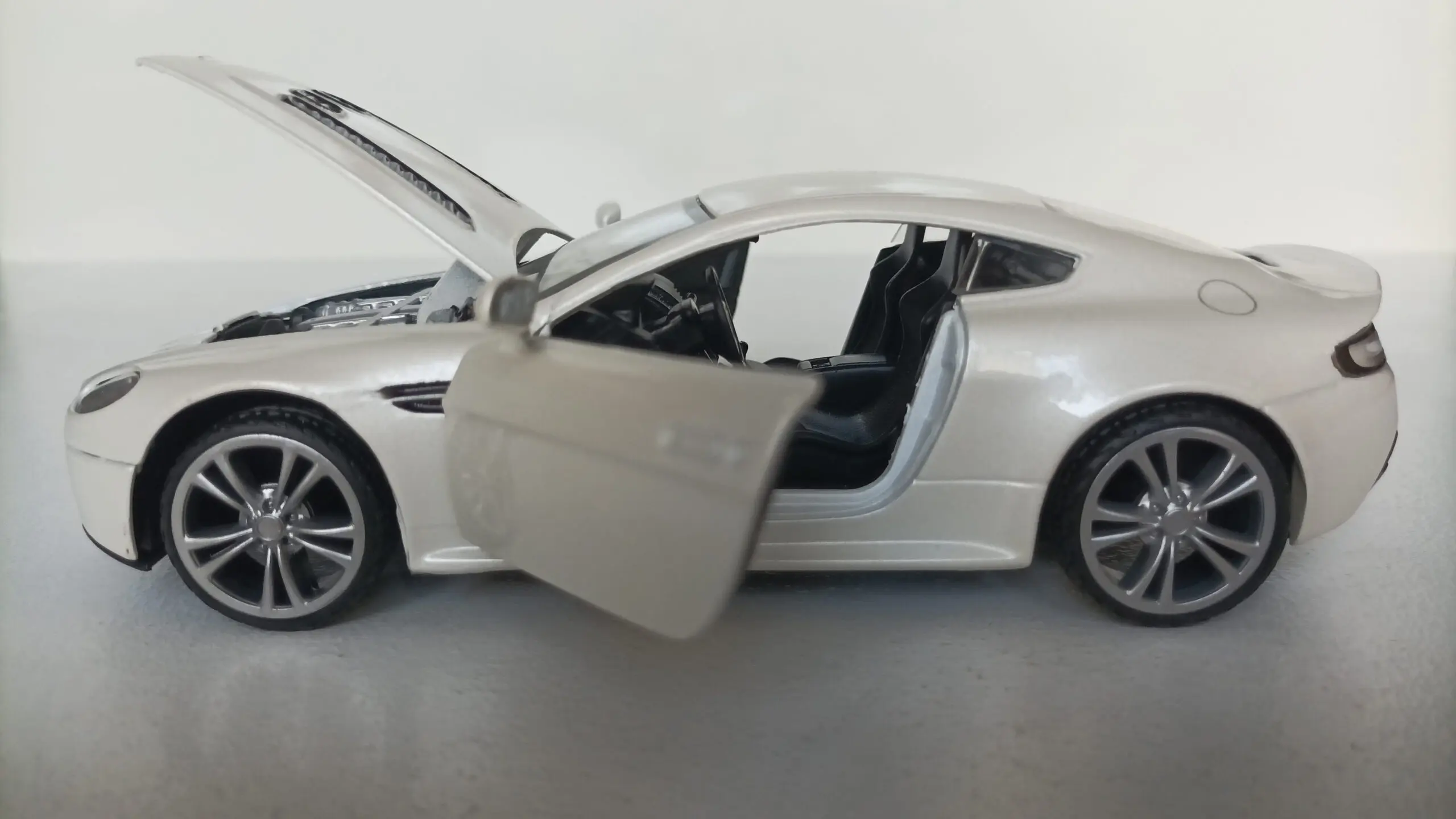 Aston Martin v12 Vantage diecast model araba car motormax hobby toy scalecar gift collection decoration hayran models die cast siyah BEYAZ