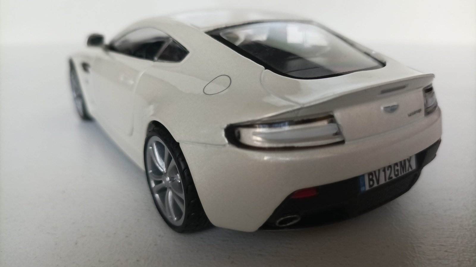 Aston Martin v12 Vantage diecast model araba car motormax hobby toy scalecar gift collection decoration hayran models die cast siyah BEYAZ