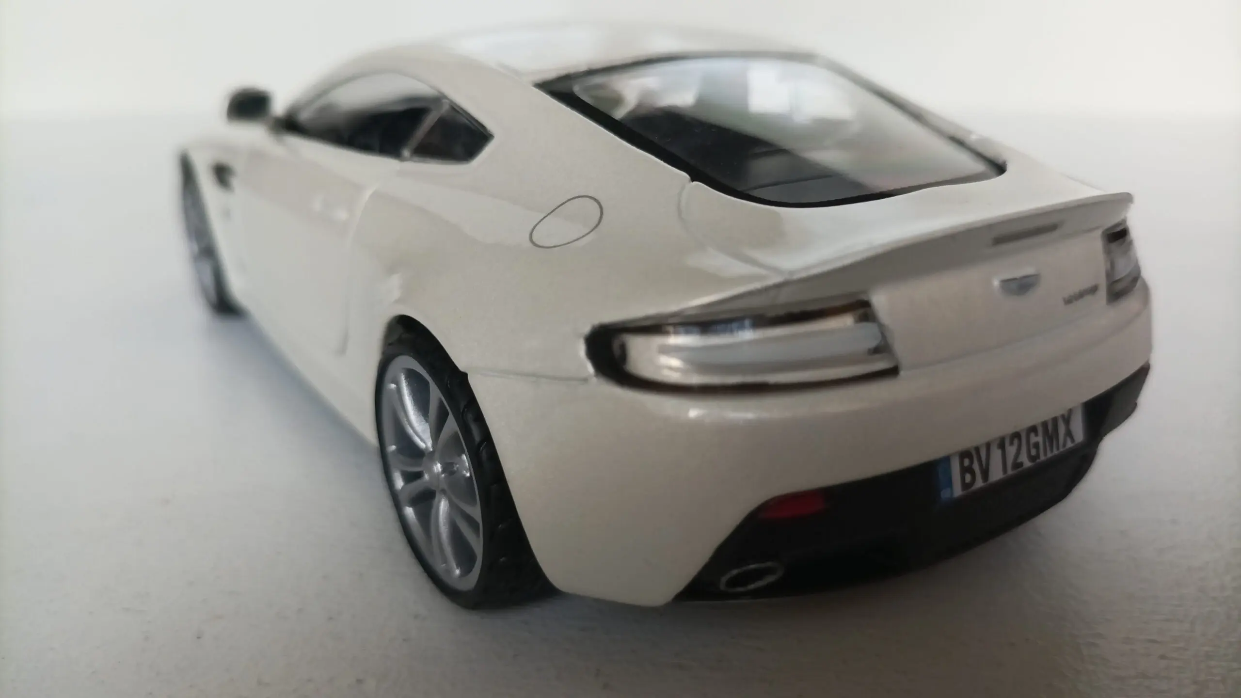 Aston Martin v12 Vantage diecast model araba car motormax hobby toy scalecar gift collection decoration hayran models die cast siyah BEYAZ