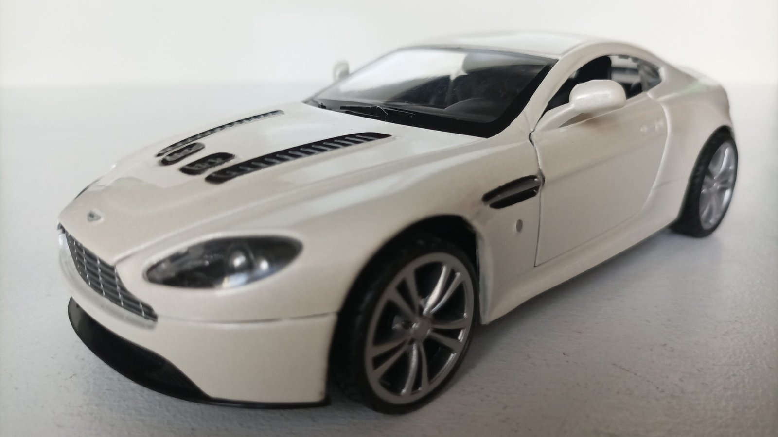 Aston Martin v12 Vantage diecast model araba car motormax hobby toy scalecar gift collection decoration hayran models die cast siyah BEYAZ