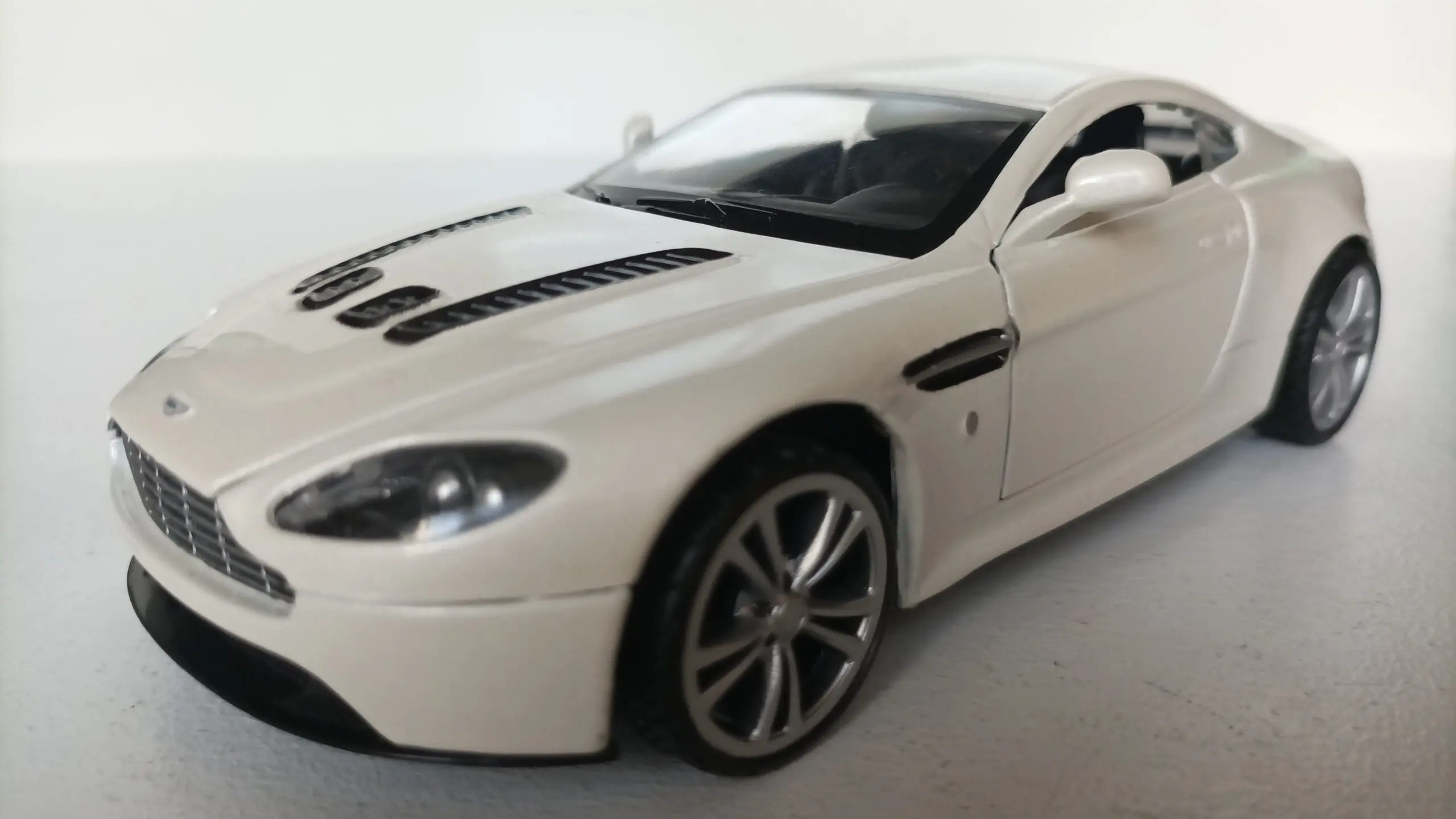 Aston Martin v12 Vantage diecast model araba car motormax hobby toy scalecar gift collection decoration hayran models die cast siyah BEYAZ