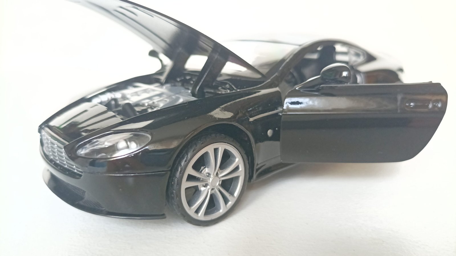 Aston Martin v12 Vantage diecast model araba car motormax hobby toy scalecar gift collection decoration hayran models die cast siyah BEYAZ