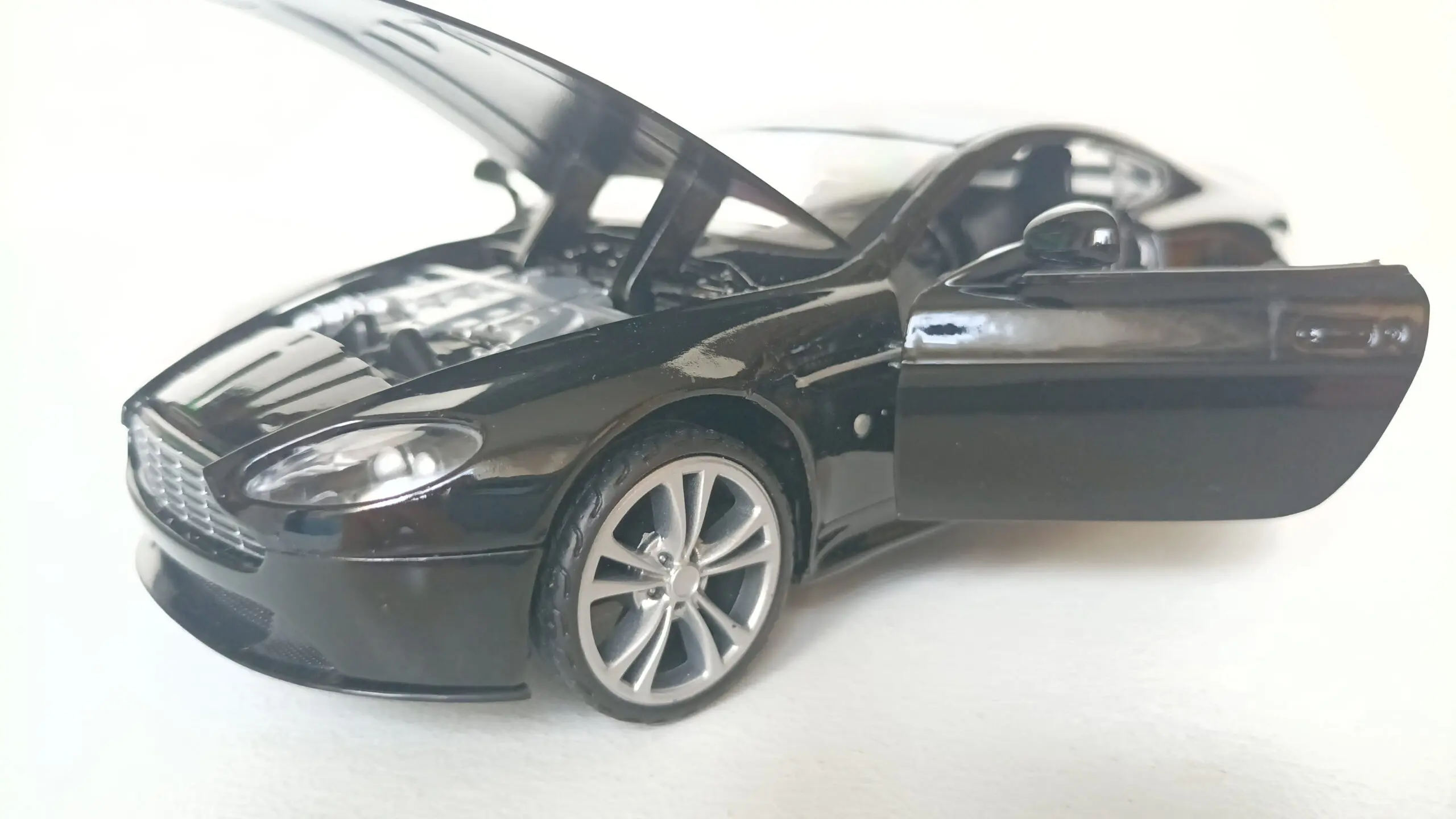 Aston Martin v12 Vantage diecast model araba car motormax hobby toy scalecar gift collection decoration hayran models die cast siyah BEYAZ