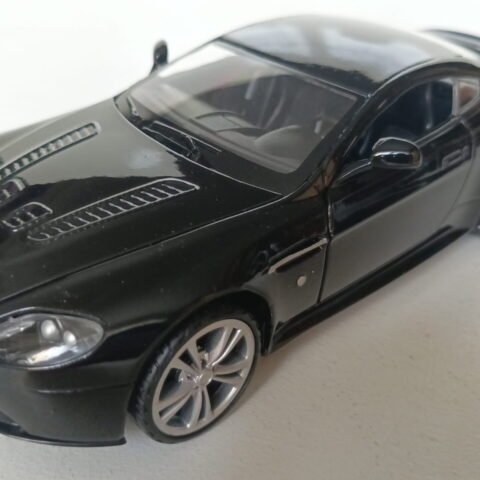 Aston Martin v12 Vantage diecast model araba car motormax hobby toy scalecar gift collection decoration hayran models die cast siyah BEYAZ
