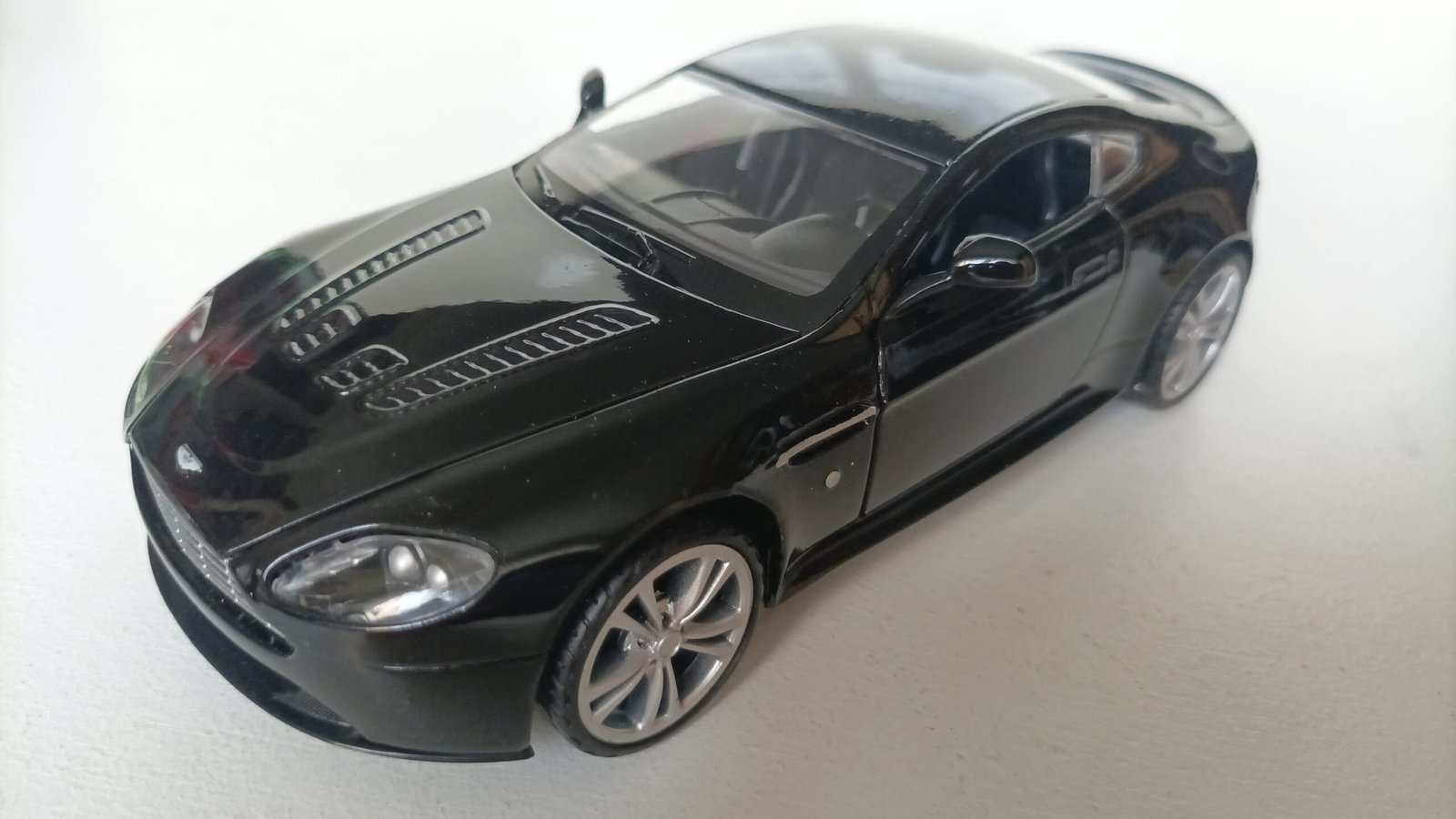 Aston Martin v12 Vantage diecast model araba car motormax hobby toy scalecar gift collection decoration hayran models die cast siyah BEYAZ